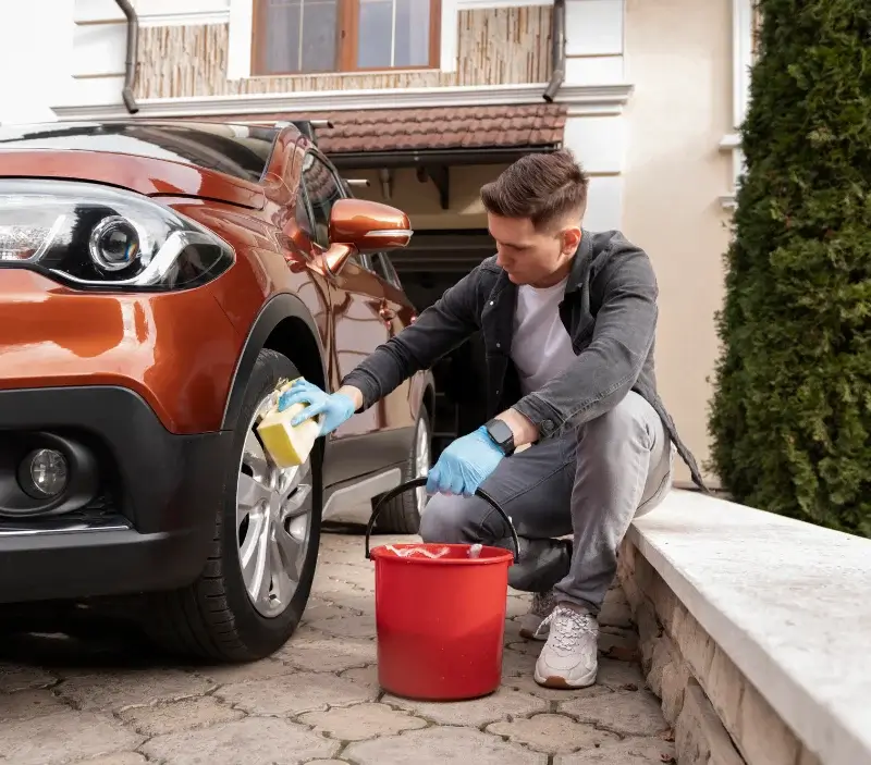 Lavage auto à domicile Boissey-le-Châtel : professionnel intervenant sur un véhicule